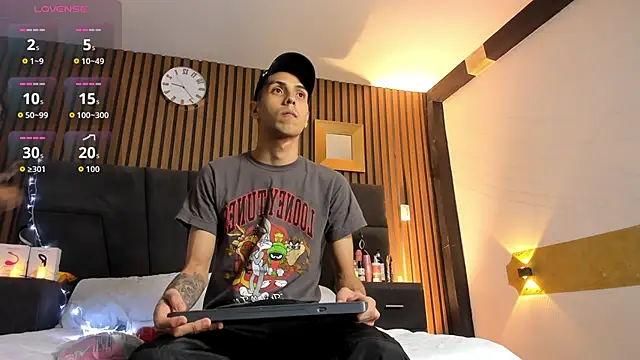 Snapshot of DerryAndIzzy chatting on October 19, 2025, 4:04 am DerryAndIzzy online show from October 19, 2025, 4:04 am