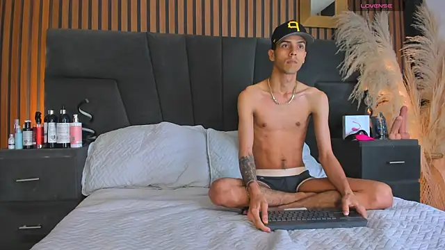 DerryAndIzzy online show from January 13, 2026, 4:49 am