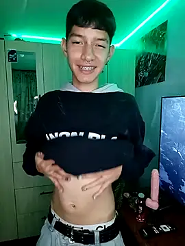 Snapshot of heyy_noah11 chatting on November 6, 2025, 12:58 am heyy noah11 online show from November 6, 2025, 12:58 am