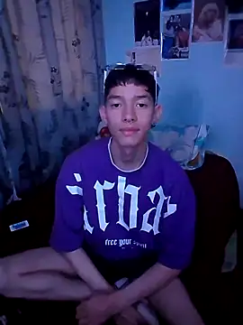 Snapshot of heyy_noah11 chatting on October 11, 2025, 4:35 am heyy noah11 online show from October 11, 2025, 4:35 am