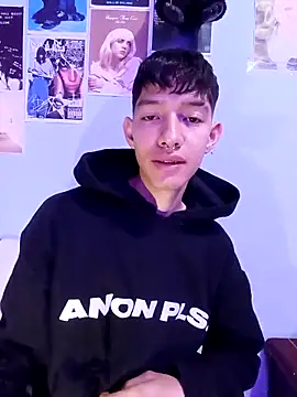 Snapshot of heyy_noah11 chatting on October 24, 2025, 1:26 am heyy noah11 online show from October 24, 2025, 1:26 am