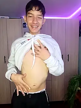 Snapshot of heyy_noah11 chatting on November 4, 2025, 10:35 pm heyy noah11 online show from November 4, 2025, 10:35 pm