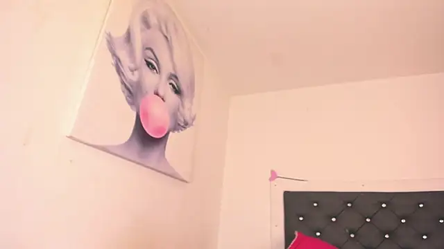 BiancaValentinna online show from January 5, 2026, 7:39 pm