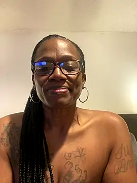 Snapshot of SweetCandy85 chatting on November 2, 2025, 1:21 am SweetCandy85 online show from November 2, 2025, 1:21 am