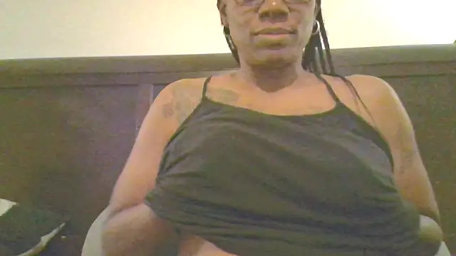 Snapshot of SweetCandy85 chatting on October 24, 2025, 2:21 am SweetCandy85 online show from October 24, 2025, 2:21 am