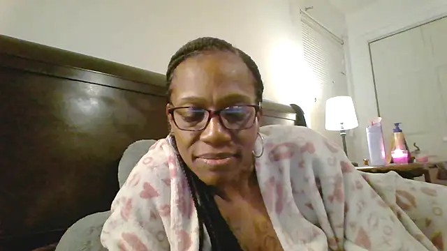 Snapshot of SweetCandy85 chatting on October 16, 2025, 2:42 am SweetCandy85 online show from October 16, 2025, 2:42 am