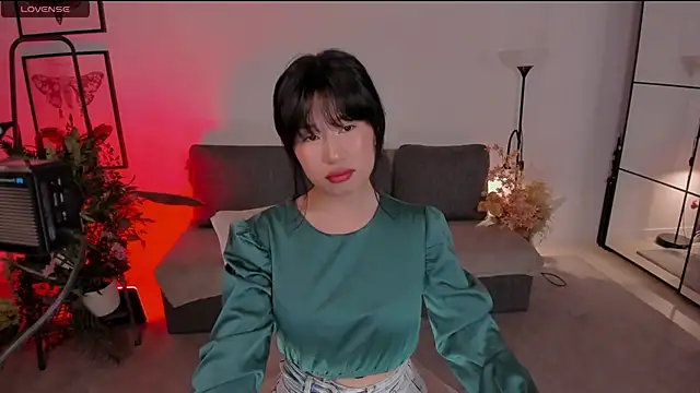 Snapshot of Erika_Kim chatting on November 7, 2025, 5:45 am Erika Kim online show from November 7, 2025, 5:45 am