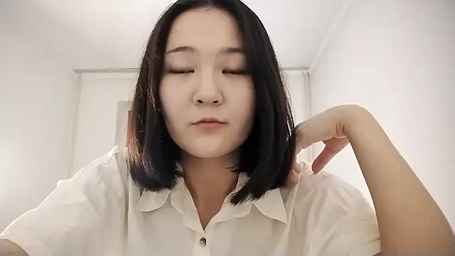 Snapshot of Lyndasilk chatting on October 22, 2025, 2:05 pm Lyndasilk online show from October 22, 2025, 2:05 pm