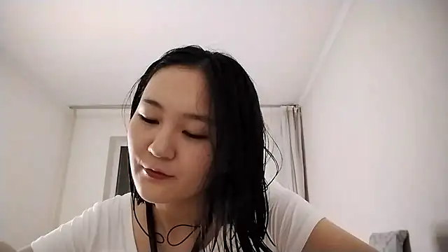 Snapshot of Lyndasilk chatting on October 16, 2025, 2:14 pm Lyndasilk online show from October 16, 2025, 2:14 pm