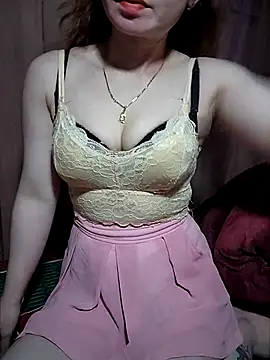 Snapshot of LeanaLy chatting on November 6, 2025, 12:20 pm LeanaLy online show from November 6, 2025, 12:20 pm