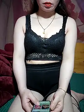 Snapshot of LeanaLy chatting on November 4, 2025, 10:52 am LeanaLy online show from November 4, 2025, 10:52 am