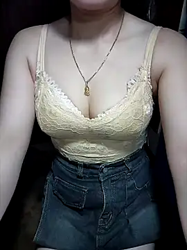 Snapshot of LeanaLy chatting on November 11, 2025, 2:01 pm LeanaLy online show from November 11, 2025, 2:01 pm