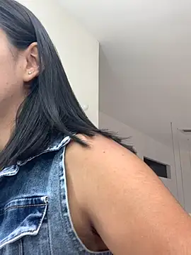 Snapshot of AlyssaRay chatting on December 4, 2025, 8:19 pm AlyssaRay online show from December 4, 2025, 8:19 pm