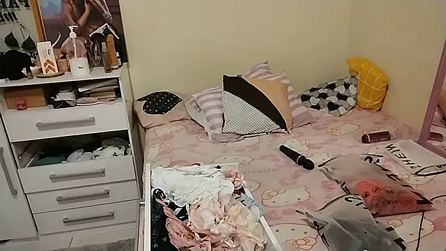 CllarinhaCortes online show from January 17, 2026, 12:42 pm