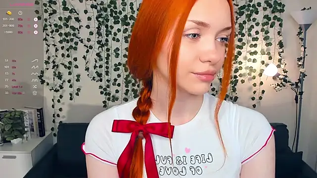 Snapshot of Foxy_blush chatting on October 29, 2025, 8:41 pm Foxy blush online show from October 29, 2025, 8:41 pm