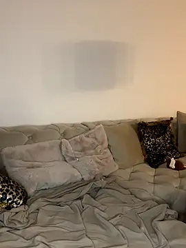 Snapshot of Roxane880 chatting on November 13, 2025, 7:40 pm Roxane880 online show from November 13, 2025, 7:40 pm