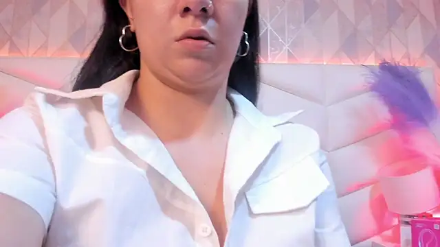 Ari lynn  online show from May 6, 2026, 12:53 pm