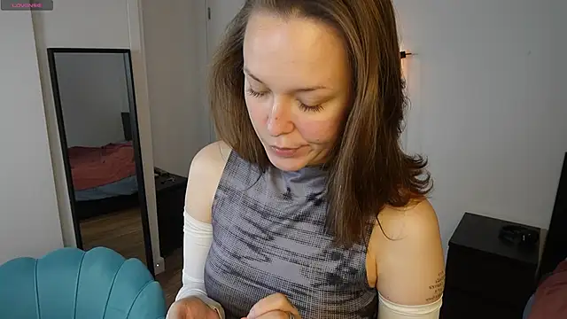 Snapshot of NeonyMuse chatting on November 21, 2025, 10:36 am NeonyMuse online show from November 21, 2025, 10:36 am