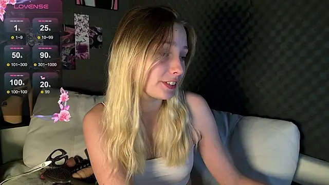 Snapshot of Fluffy_Cloude chatting on July 30, 2026, 2:38 pm Fluffy Cloude online show from July 30, 2026, 2:38 pm