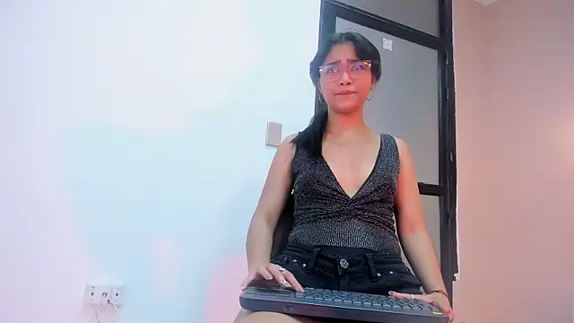 Snapshot of Mariana-Torres chatting on November 9, 2025, 1:15 pm Mariana-Torres online show from November 9, 2025, 1:15 pm