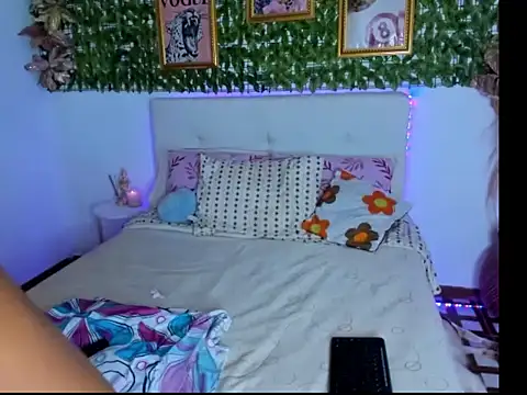 Snapshot of melodi_pink chatting on October 27, 2025, 2:23 am melodi pink online show from October 27, 2025, 2:23 am