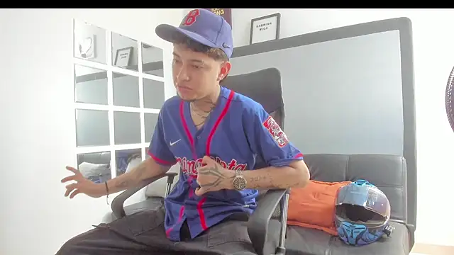 Snapshot of Sky_Wild chatting on November 6, 2025, 8:35 pm Sky Wild online show from November 6, 2025, 8:35 pm