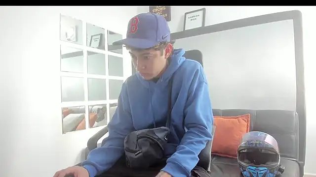 Snapshot of Sky_Wild chatting on November 5, 2025, 8:12 pm Sky Wild online show from November 5, 2025, 8:12 pm