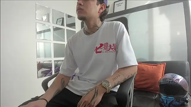 Snapshot of Sky_Wild chatting on October 31, 2025, 8:38 pm Sky Wild online show from October 31, 2025, 8:38 pm