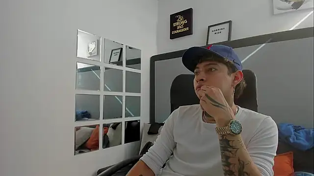 Snapshot of Sky_Wild chatting on October 25, 2025, 8:20 pm Sky Wild online show from October 25, 2025, 8:20 pm