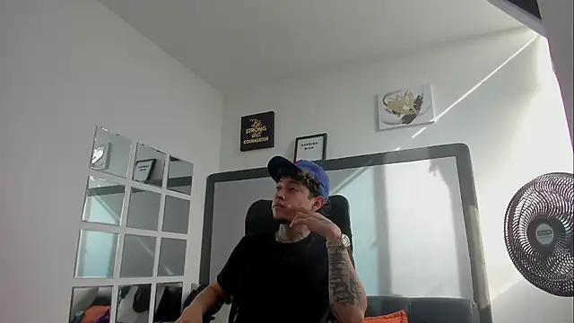 Snapshot of Sky_Wild chatting on October 27, 2025, 8:21 pm Sky Wild online show from October 27, 2025, 8:21 pm