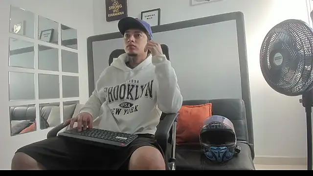 Snapshot of Sky_Wild chatting on November 2, 2025, 8:25 pm Sky Wild online show from November 2, 2025, 8:25 pm