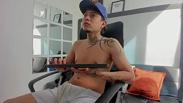 Snapshot of Sky_Wild chatting on October 22, 2025, 7:46 pm Sky Wild online show from October 22, 2025, 7:46 pm