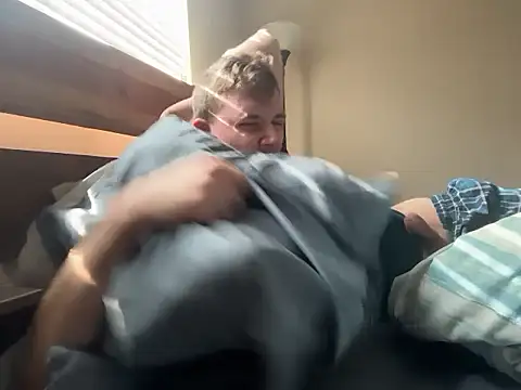 Snapshot of eddieeeeee1232 chatting on December 15, 2025, 5:52 pm eddieeeeee1232 online show from December 15, 2025, 5:52 pm