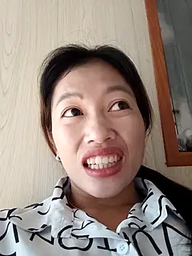 Snapshot of -Paige- chatting on October 17, 2025, 7:44 am -Paige- online show from October 17, 2025, 7:44 am