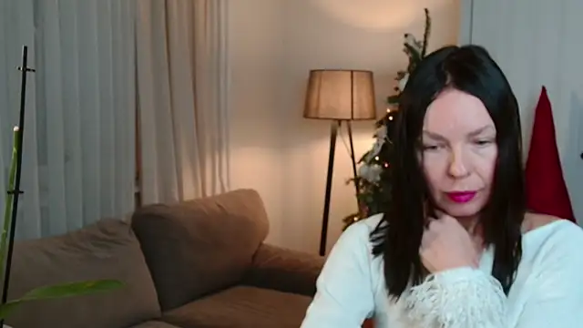 Snapshot of LittleNicolee chatting on December 17, 2025, 3:39 pm LittleNicolee online show from December 17, 2025, 3:39 pm