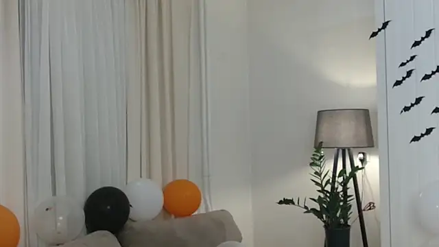 Snapshot of LittleNicolee chatting on October 29, 2025, 3:22 pm LittleNicolee online show from October 29, 2025, 3:22 pm