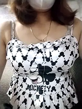 Snapshot of YiyinLy chatting on October 14, 2025, 2:28 pm YiyinLy online show from October 14, 2025, 2:28 pm