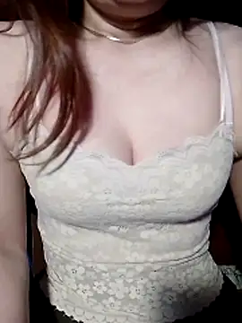 YiyinLy online show from June 17, 2026, 9:14 pm