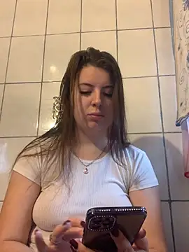 MiraCastellon online show from November 28, 2025, 8:47 am