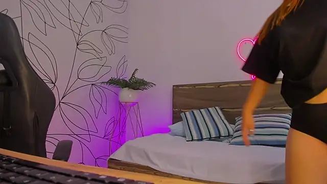 Snapshot of merida_06 chatting on October 23, 2025, 2:43 am merida 06 online show from October 23, 2025, 2:43 am