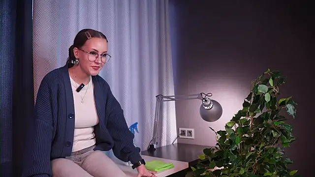 KrisWaller online show from October 21, 2025, 10:03 am