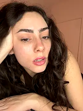 Baby Mia pires online show from October 21, 2025, 2:33 am