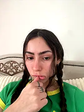 Baby Mia pires online show from October 18, 2025, 6:10 pm