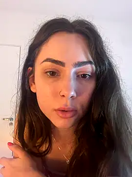 Baby Mia pires online show from November 26, 2025, 3:06 am