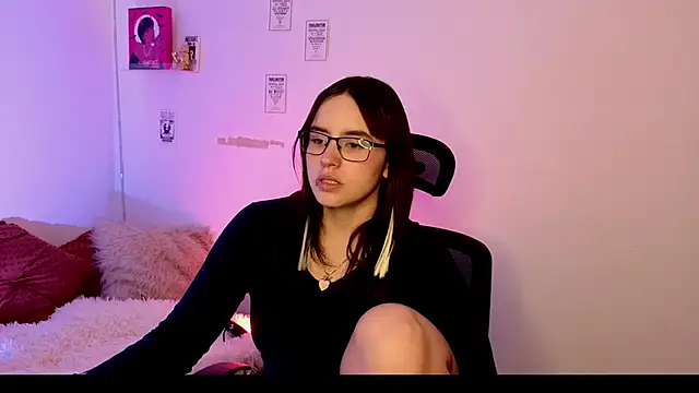 Emily Lindey online show from May 7, 2026, 2:27 am