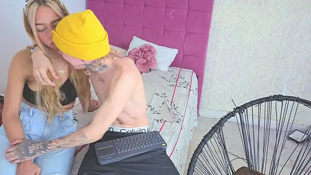 Snapshot of lily_and_wan chatting on October 19, 2025, 8:28 am lily and wan online show from October 19, 2025, 8:28 am