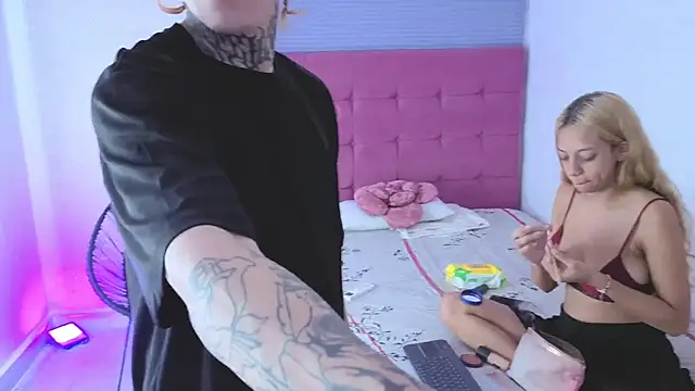 Snapshot of lily_and_wan chatting on October 22, 2025, 4:12 am lily and wan online show from October 22, 2025, 4:12 am