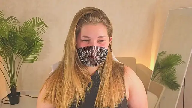 Snapshot of Scarlet_Sinera chatting on October 19, 2025, 12:02 am Scarlet Sinera online show from October 19, 2025, 12:02 am