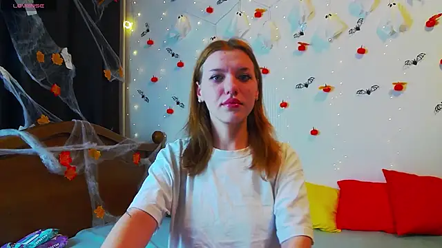 Snapshot of MeganNewCat chatting on November 5, 2025, 9:01 am MeganNewCat online show from November 5, 2025, 9:01 am