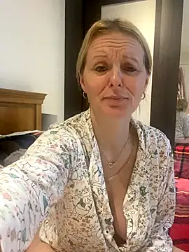 Snapshot of madamlillyrose chatting on December 4, 2025, 10:25 am madamlillyrose online show from December 4, 2025, 10:25 am